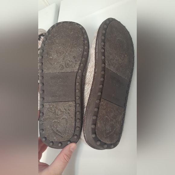 Womens' cozy knit button-up Mukluks slipper boots - size 7 - Picture 5 of 6